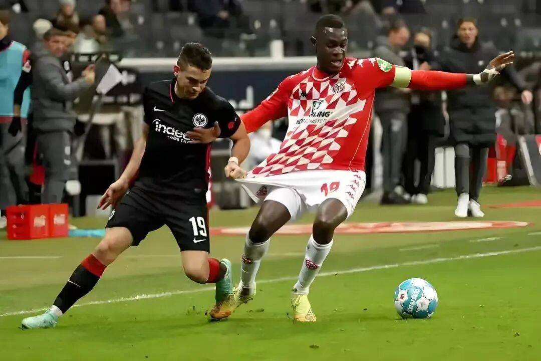 欧冠激战：法兰克福 VS 利物浦，谁能在这场对决中占得先机？